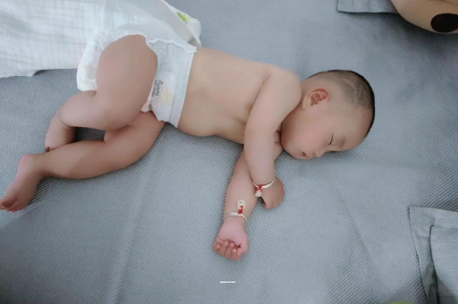代怀包生男孩医院73码适合多大宝宝穿